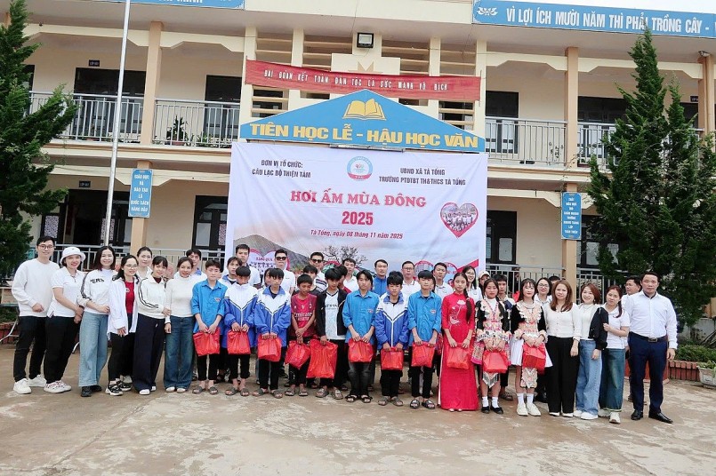 Đại diện một số nhà hảo tâm tặng quà cho nhà trường 2