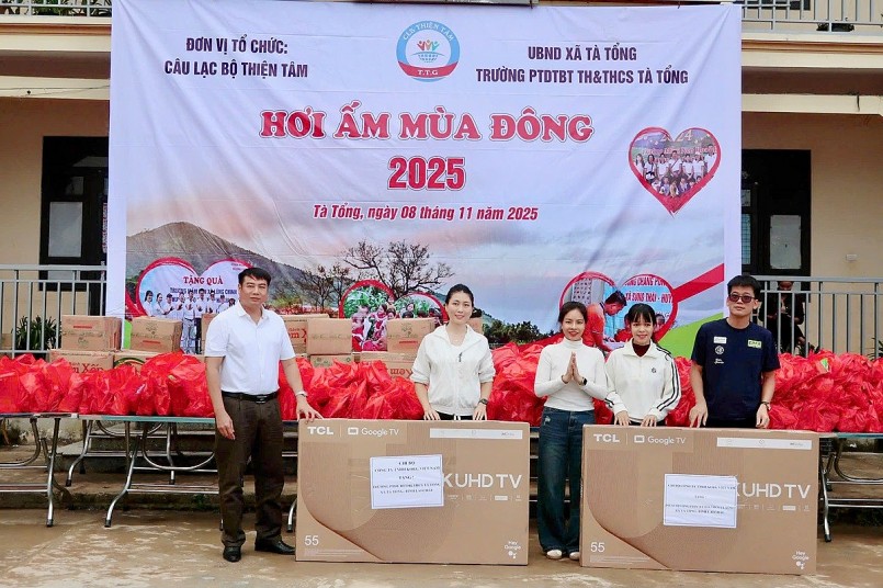 Đại diện một số nhà hảo tâm tặng quà cho nhà trường 1