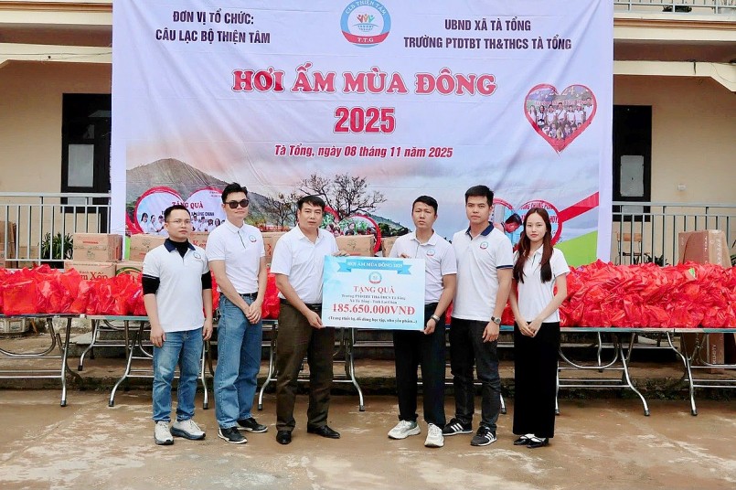 Ông Nguyễn Trần Tiệp - Chủ tịch CLB Thiện Tâm (Thứ 3 từ phải sang) trao quà cho nhà trường