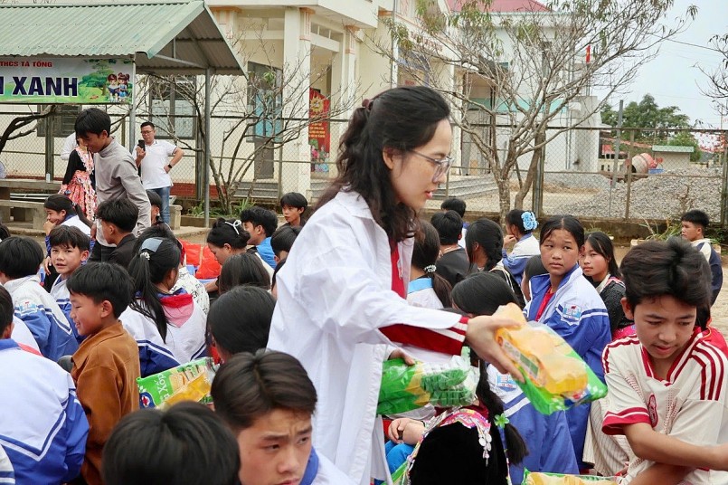 Giữa mây trời Tây Bắc, yêu thương được trao đi