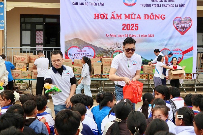 Giữa mây trời Tây Bắc, yêu thương được trao đi