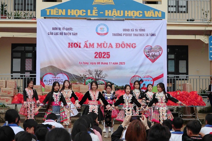 Giữa mây trời Tây Bắc, yêu thương được trao đi