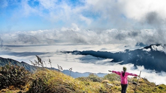 Lùng Cúng – Đỉnh núi thách thức giữa biển mây Tây Bắc