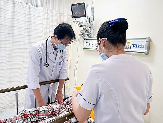 Bác sĩ thăm khám, xử trí cho người bệnh bị tiêu chảy, nôn ói nhập viện sau khi ăn bánh mì. Ảnh: Bệnh viện Đa khoa Tâm Anh cung cấp Bác sĩ thăm khám, xử trí cho người bệnh bị tiêu chảy, nôn ói nhập viện sau khi ăn bánh mì. Ảnh: Bệnh viện Đa khoa Tâm Anh cung cấp