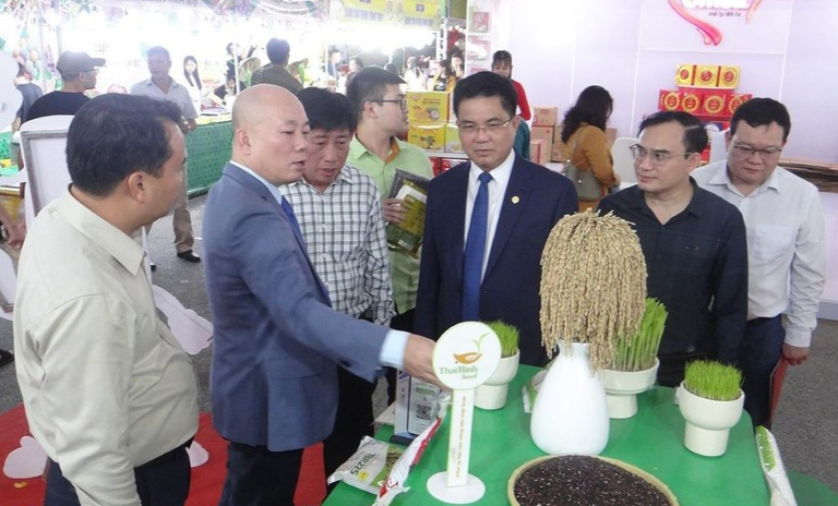 Hơn 200 doanh nghiệp tham gia Hội chợ.