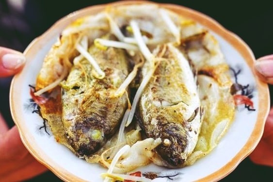 Bánh khoái cá kình – Hương vị đại dương độc đáo của làng Chuồn xứ Huế