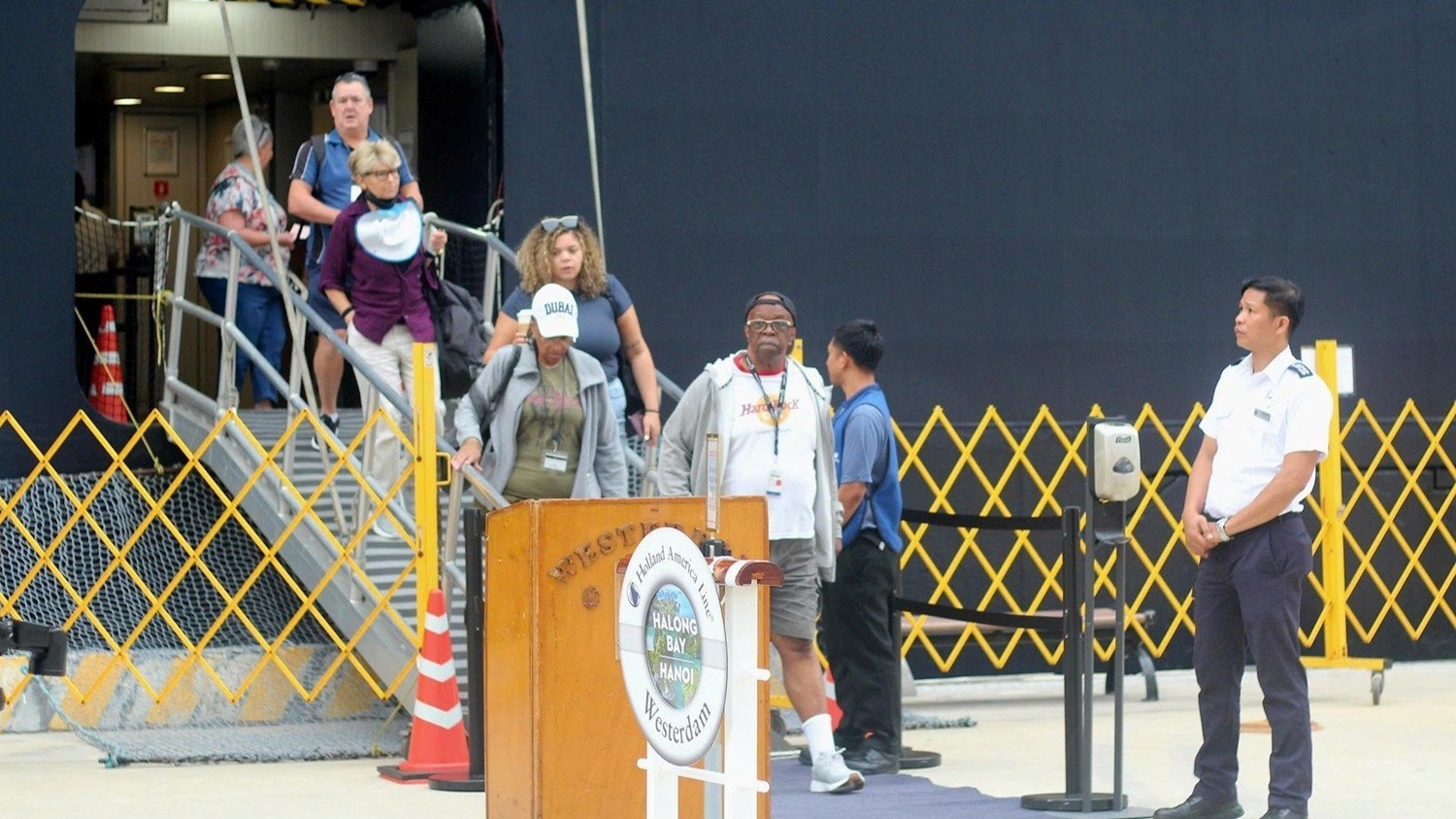 Hai siêu du thuyền hạng sang đưa 3.100 khách du lịch quốc tế đến Quảng Ninh