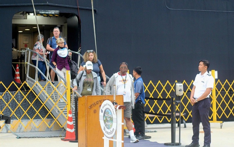 Du khách từ tàu Westerdam xuống tàu chuẩn bị khám phá Quảng Ninh