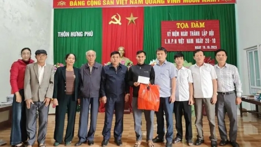 Đoàn công tác của Đảng ủy, HĐND, UBND, Uỷ ban MTTQ Việt Nam xã Vạn Lộc thăm, tặng quà cho hộ nghèo, cận nghèo và hộ có hoàn cảnh khó khăn