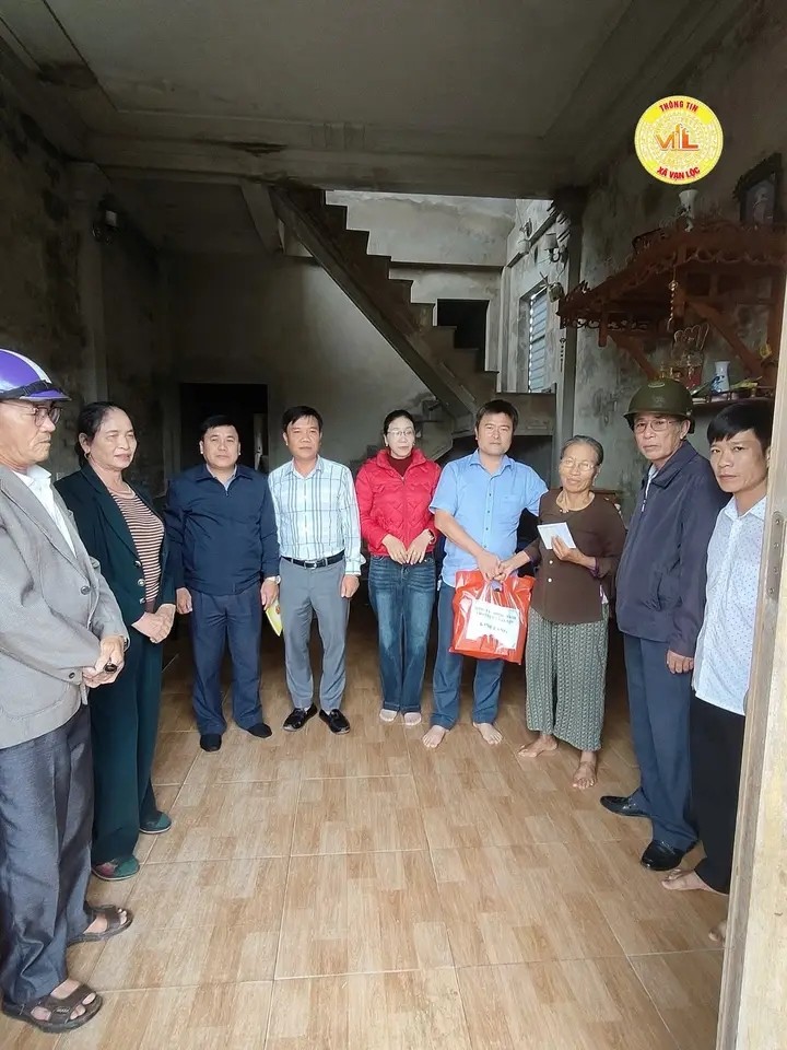 Đoàn công tác của Đảng ủy, HĐND, UBND, Uỷ ban MTTQ Việt Nam xã Vạn Lộc thăm, tặng quà cho hộ nghèo, cận nghèo và hộ có hoàn cảnh khó khăn