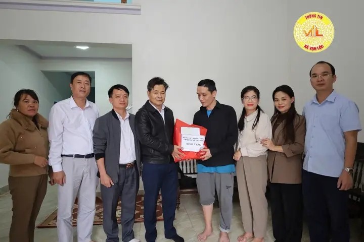 Đoàn công tác của Đảng ủy, HĐND, UBND, Uỷ ban MTTQ Việt Nam xã Vạn Lộc thăm, tặng quà cho hộ nghèo, cận nghèo và hộ có hoàn cảnh khó khăn