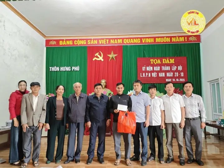 Đoàn công tác của Đảng ủy, HĐND, UBND, Uỷ ban MTTQ Việt Nam xã Vạn Lộc thăm, tặng quà cho hộ nghèo, cận nghèo và hộ có hoàn cảnh khó khăn