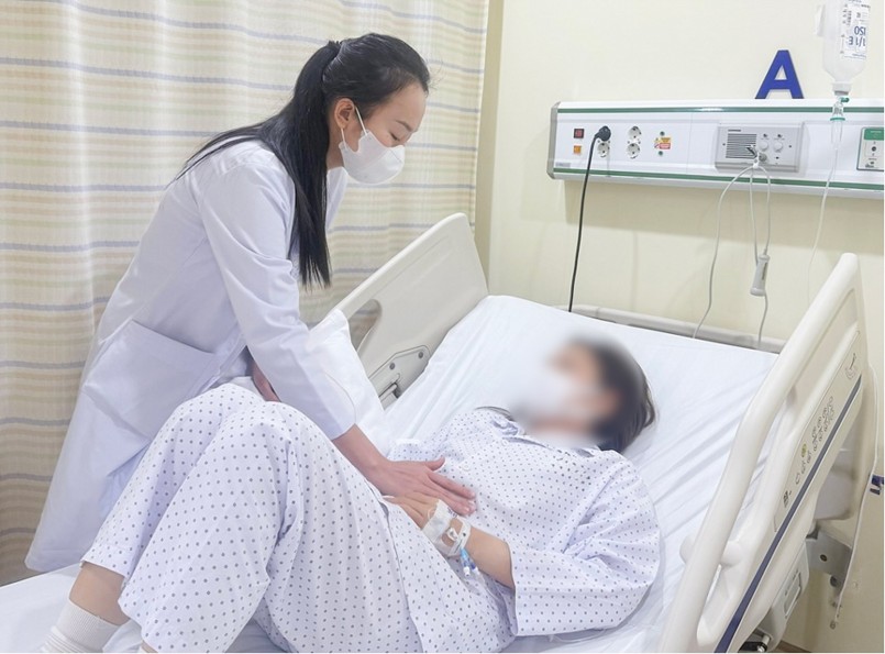 Bác sĩ khám cho bệnh nhân nghi ngộ độc thực phẩm sau ăn bánh mì. Ảnh: BVCC