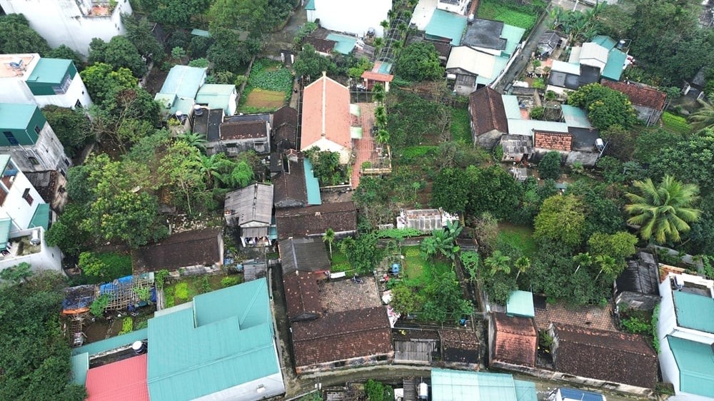 Chạm mái ngói cổ, bước ngõ xưa tại làng cổ Đông Sơn Chạm mái ngói cổ, bước ngõ xưa tại làng cổ Đông Sơn