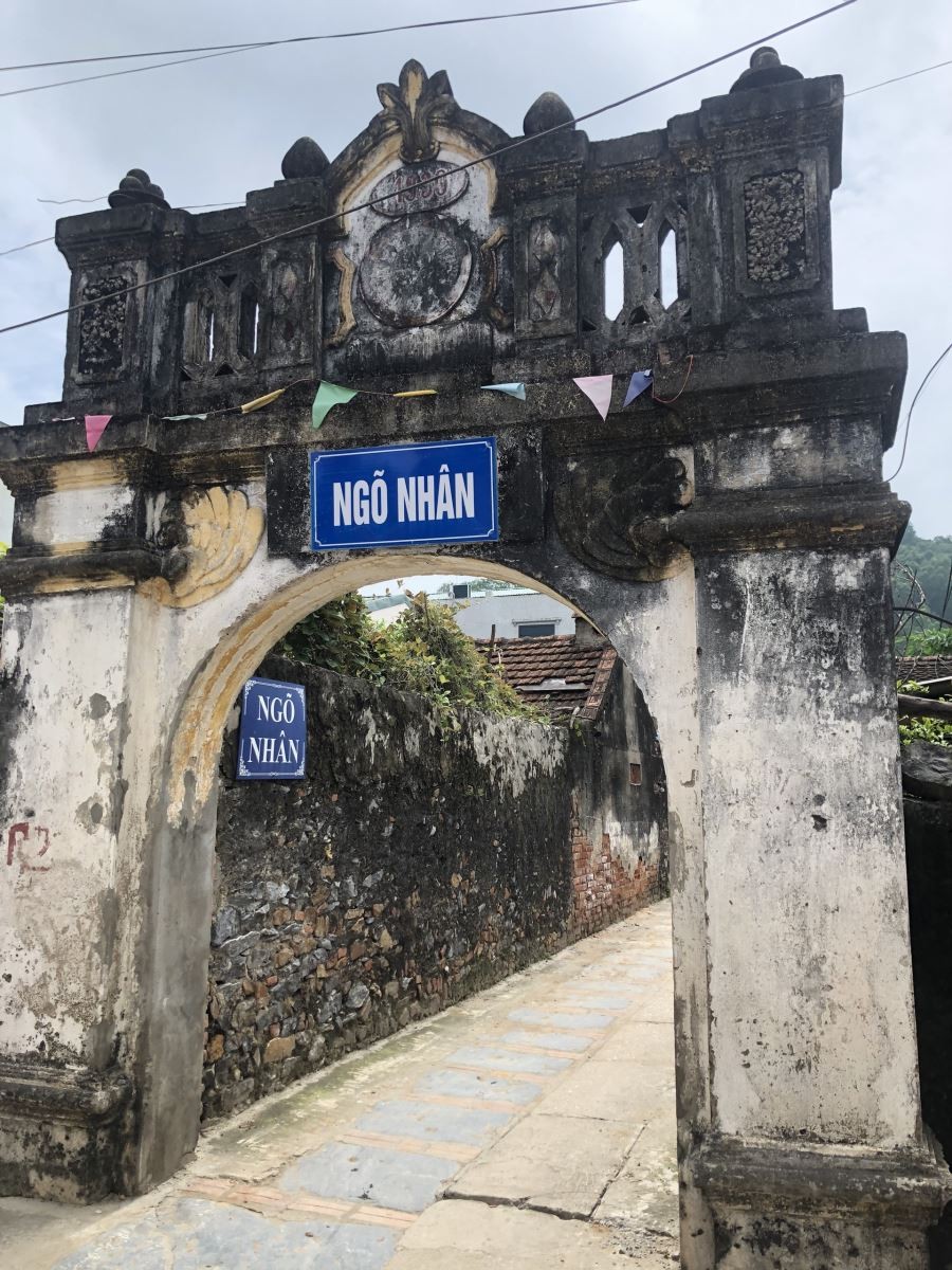 Chạm mái ngói cổ, bước ngõ xưa tại làng cổ Đông Sơn