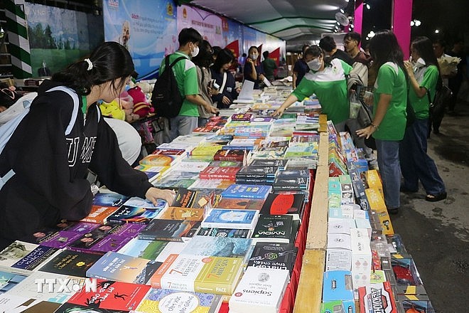 Gian trưng bày sách của Thư viện tỉnh Đồng Tháp tại Ngày Sách và Văn hóa đọc Việt Nam tỉnh Đồng Tháp lần thứ Tư năm 2025. (Ảnh: Nguyễn Văn Trí/TTXVN)