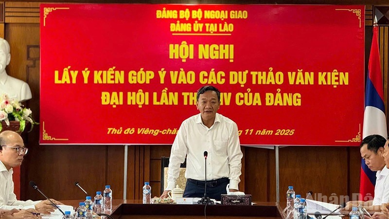 Đại sứ Việt Nam tại Lào Nguyễn Minh Tâm phát biểu tại Hội nghị. (Ảnh: TRỊNH DŨNG)