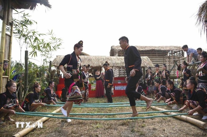 Biểu diễn nhảy sạp của người Khơ Mú tỉnh Điện Biên tại Lễ hội Hoa Ban và Ngày hội Văn hóa, Thể thao và Du lịch các dân tộc tỉnh Điện Biên lần thứ VII. (Ảnh: Xuân Tư/TTXVN) Biểu diễn nhảy sạp của người Khơ Mú tỉnh Điện Biên tại Lễ hội Hoa Ban và Ngày hội Văn hóa, Thể thao và Du lịch các dân tộc tỉnh Điện Biên lần thứ VII. (Ảnh: Xuân Tư/TTXVN)