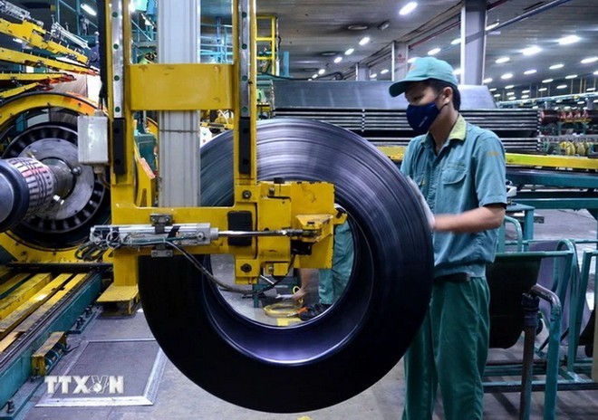 Công đoạn kiểm tra sản phẩm trước khi xuất xưởng tại Công ty Cổ phần Cao su Đà Nẵng. (Ảnh: Quốc Dũng/TTXVN)