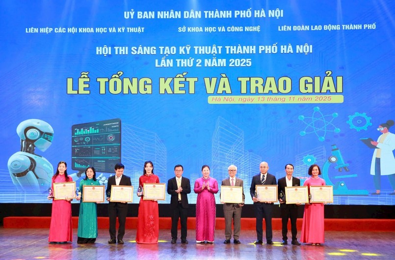 Xì dầu 2S: Đột phá từ đậu đen xanh lòng và rễ ngưu bàng, khẳng định giá trị dược liệu trong thực phẩm Việt Xì dầu 2S: Đột phá từ đậu đen xanh lòng và rễ ngưu bàng, khẳng định giá trị dược liệu trong thực phẩm Việt