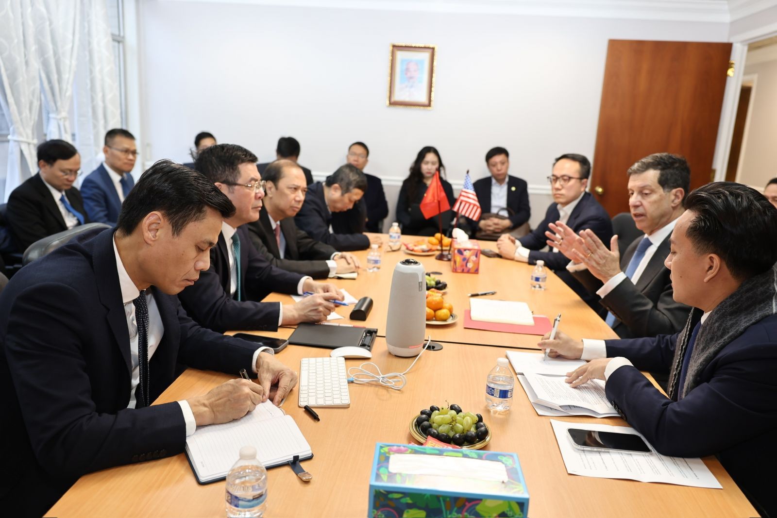 Bộ trưởng Nguyễn Hồng Diên làm việc với ông Joseph (Joe) Damond, Chủ tịch Toàn cầu Chính sách Thương mại Quốc tế và Khoa học Bộ trưởng Nguyễn Hồng Diên làm việc với ông Joseph (Joe) Damond, Chủ tịch Toàn cầu Chính sách Thương mại Quốc tế và Khoa học