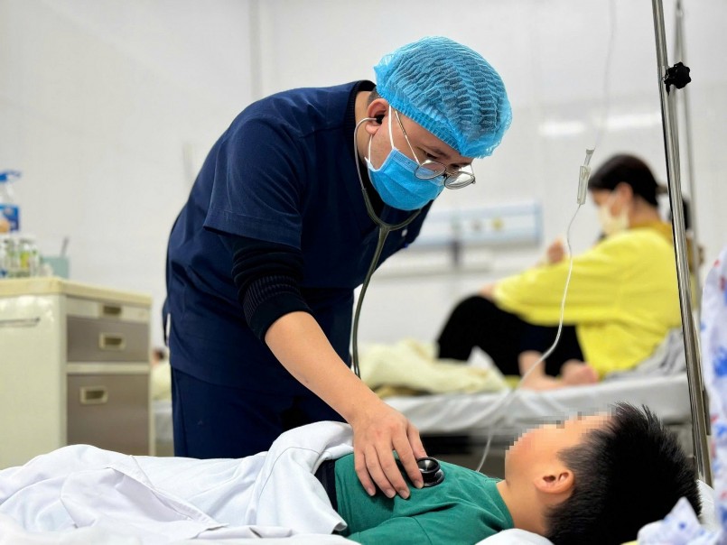 Bệnh nhi nhiễm cúm A đang điều trị tại Bệnh viện Bệnh nhiệt đới Trung ương.