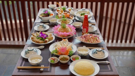 Tranh cãi mâm cỗ Bát Tràng 2,7 triệu/6 người, nghệ nhân giải đáp ra sao?