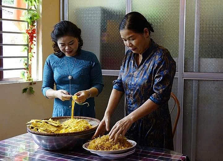 Nghệ nhân ẩm thực Phạm Thị Hòa (phải) - người chế biến mâm cỗ Bát Tràng 2,7 triệu đồng gây xôn xao dư luận. Nghệ nhân ẩm thực Phạm Thị Hòa (phải) - người chế biến mâm cỗ Bát Tràng 2,7 triệu đồng gây xôn xao dư luận.