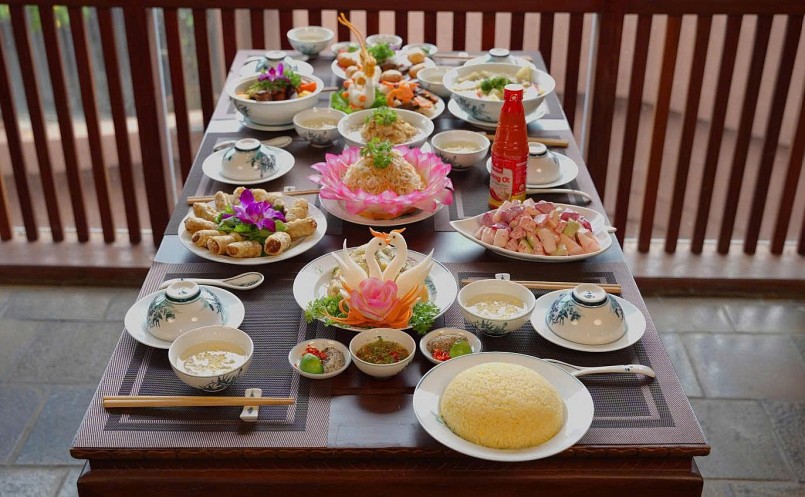 Tranh cãi mâm cỗ Bát Tràng 2,7 triệu/6 người, nghệ nhân giải đáp ra sao? Tranh cãi mâm cỗ Bát Tràng 2,7 triệu/6 người, nghệ nhân giải đáp ra sao?