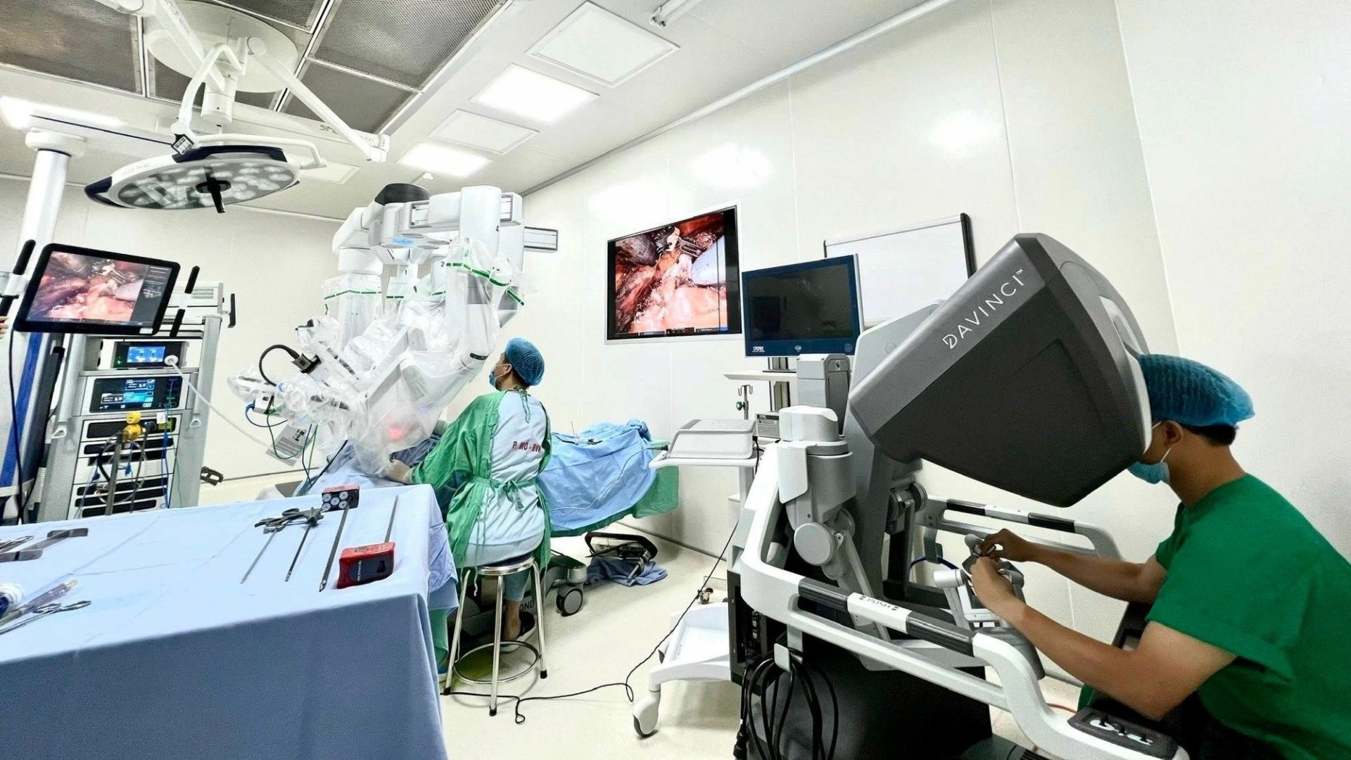 Việt Nam đẩy mạnh phẫu thuật robot, sẵn sàng mổ từ xa