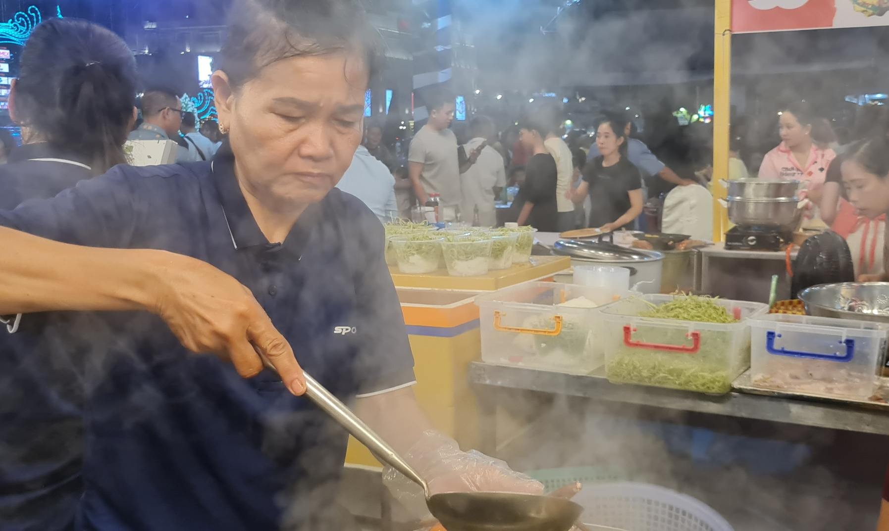 Những món ngon được chế biến từ cua tại Ngày hội cua Cà Mau. Ảnh: Nhật Hồ