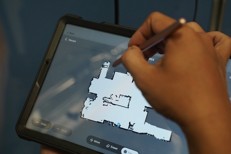 Robot được lập trình theo bản đồ không gian, tự động di chuyển và phát tia UV tiêu diệt vi sinh vật (Ảnh: BV).