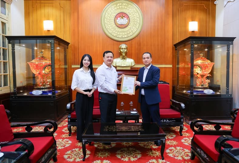 Đại diện Dược phẩm Meracine - Ông Đường Xuân Diệu, Phó giám đốc bán hàng, Chủ tịch Công đoàn cùng tập thể CBNV trao tặng hơn 80 triệu đồng ủng hộ đồng bào vùng bão lũ thông qua UBTƯ MTTQ Việt Nam. Đại diện Dược phẩm Meracine - Ông Đường Xuân Diệu, Phó giám đốc bán hàng, Chủ tịch Công đoàn cùng tập thể CBNV trao tặng hơn 80 triệu đồng ủng hộ đồng bào vùng bão lũ thông qua UBTƯ MTTQ Việt Nam.