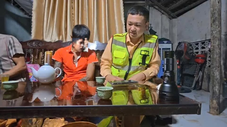 CSGT Thanh Hoá ngăn chặn người đàn ông nhảy cầu tự tử