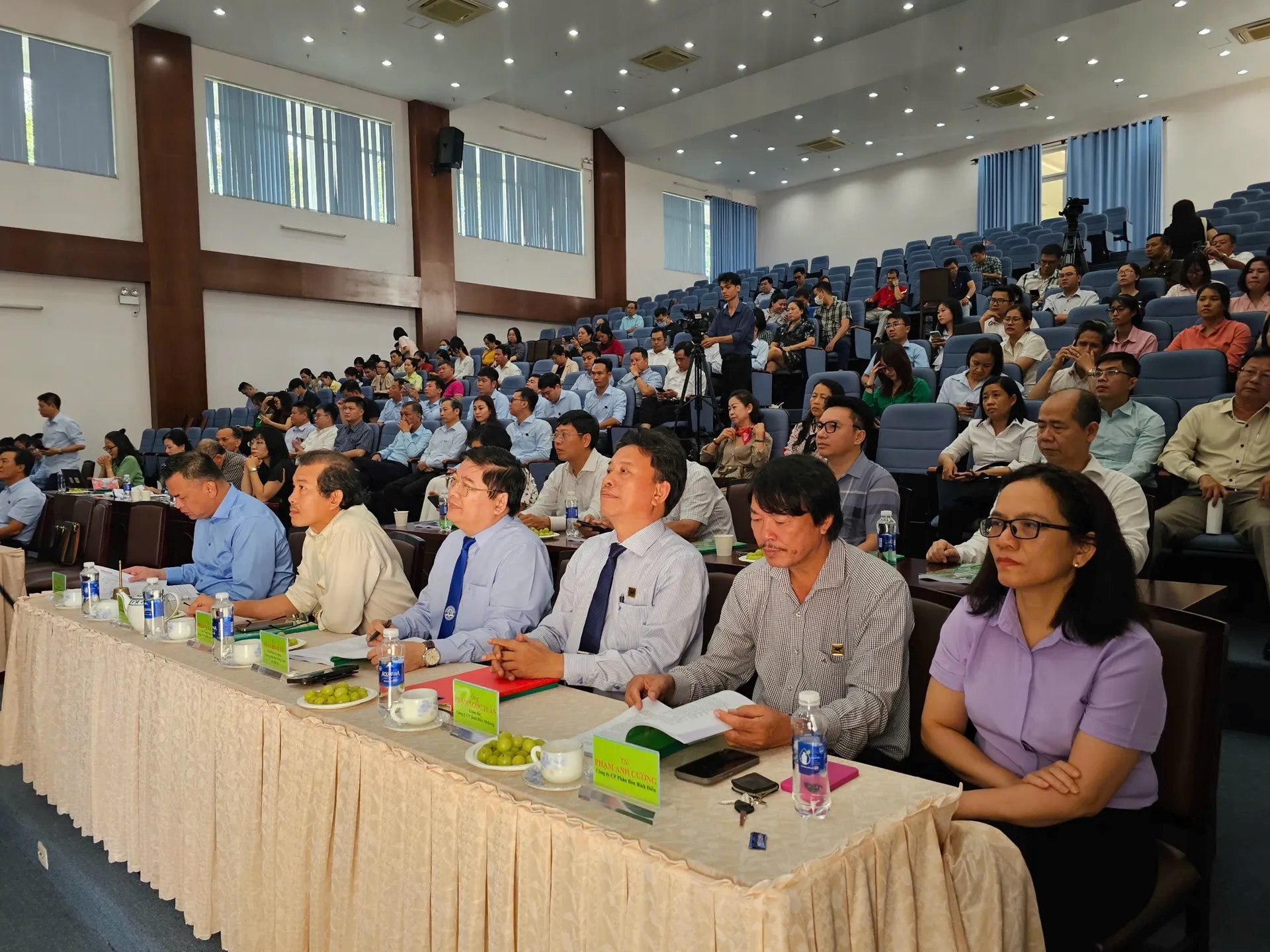 Đại biểu dự hội thảo.