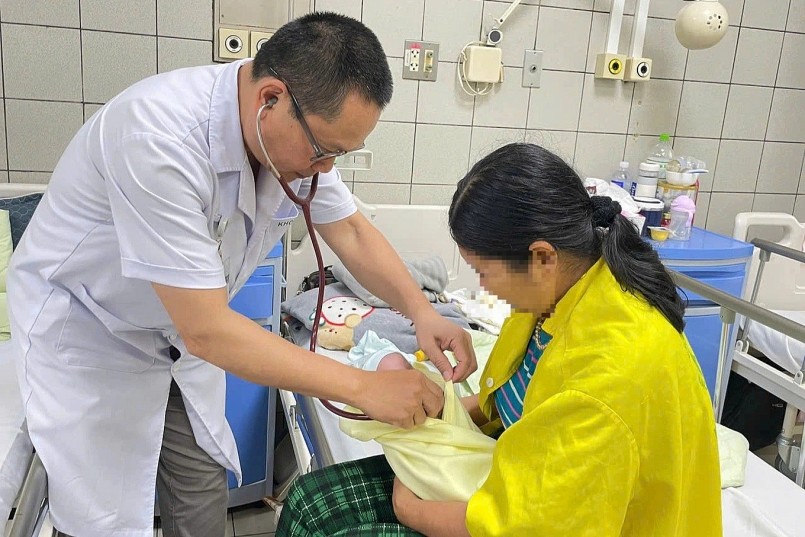 Bệnh nhi mắc cúm điều trị tại Trung tâm Nhi khoa, Bệnh viện Bạch Mai (Ảnh: N.D).