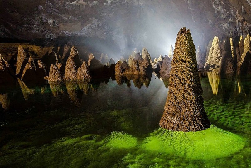 Những thạch nhũ hình tháp nón độc đáo trong Hang Va. Ảnh: Oxalis