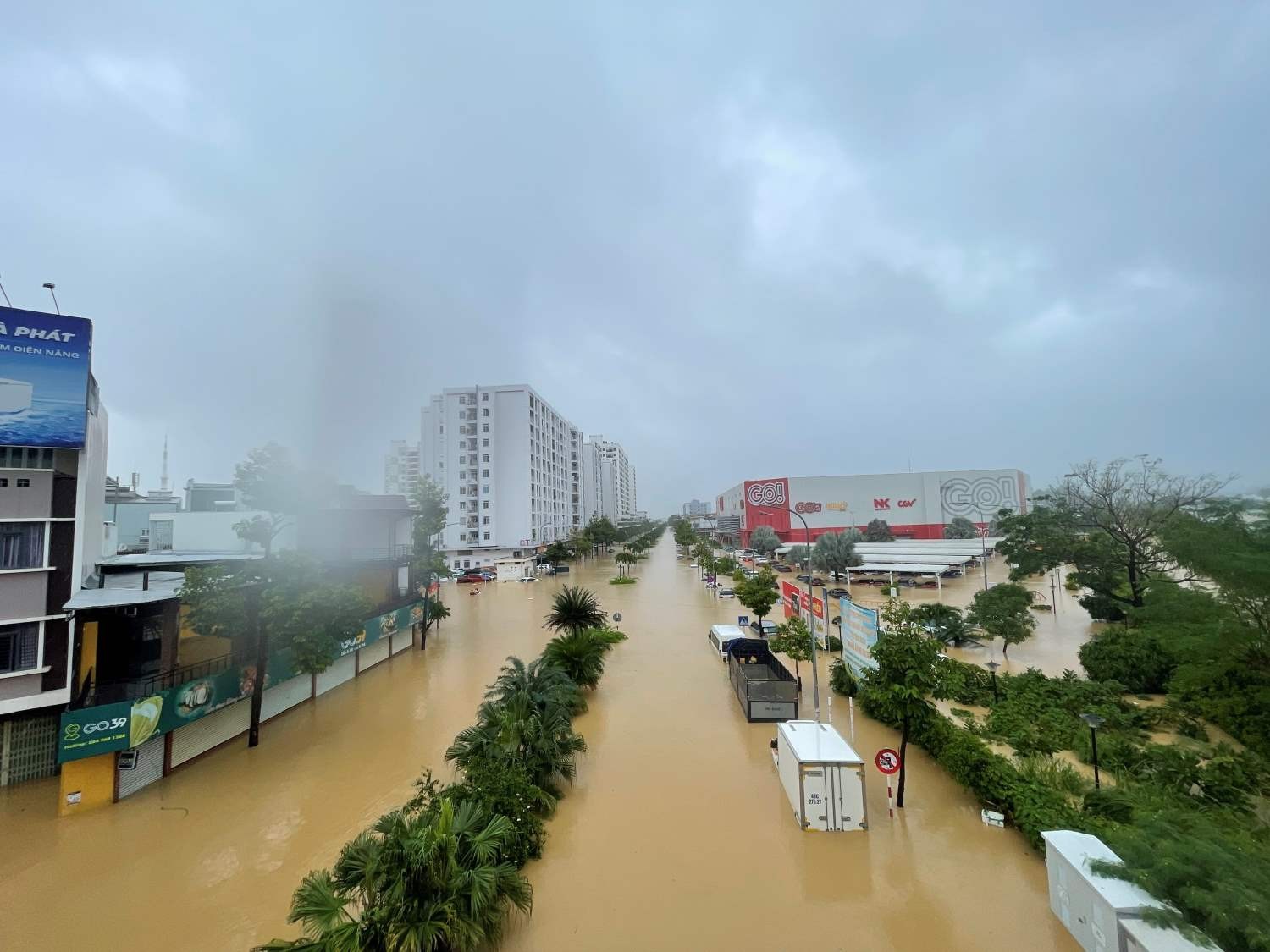 Đường 19/5, phường Tây Nha Trang ghi nhận mức nước dâng cao chưa từng có, hàng trăm gia đình khu vực này cầu cứu trong đêm. Ảnh: Phương Linh