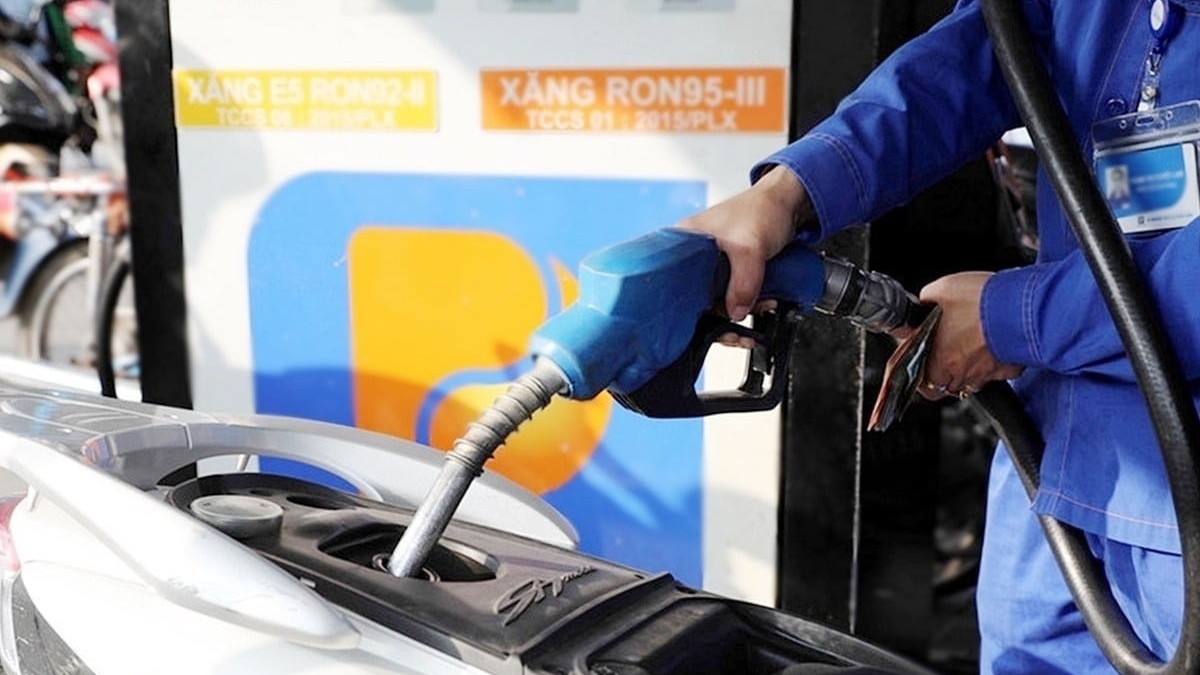 Giá xăng dầu đồng loạt giảm nhẹ, RON 95 xuống dưới 20.600 đồng/lít