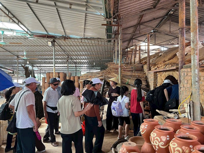 Giữ lửa truyền thống, thổi hồn tinh hoa vào từng sản phẩm gốm Phù Lãng