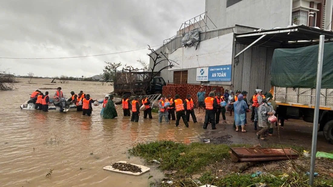 Thủ tướng chủ trì cuộc họp khẩn trực tuyến từ Algeria về ứng phó mưa lũ