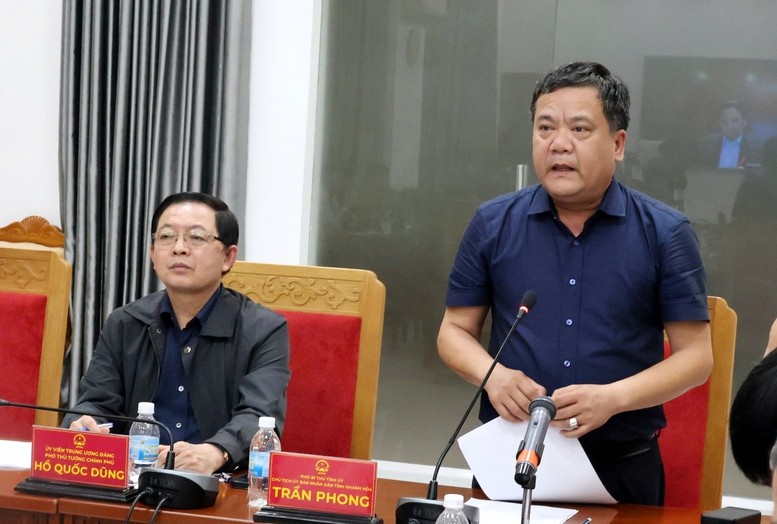 Tại đầu cầu Khánh Hòa, Chủ tịch UBND tỉnh Trần Phong báo cáo việc khắc phục hậu quả mưa lũ - Ảnh VGP/Mai Anh