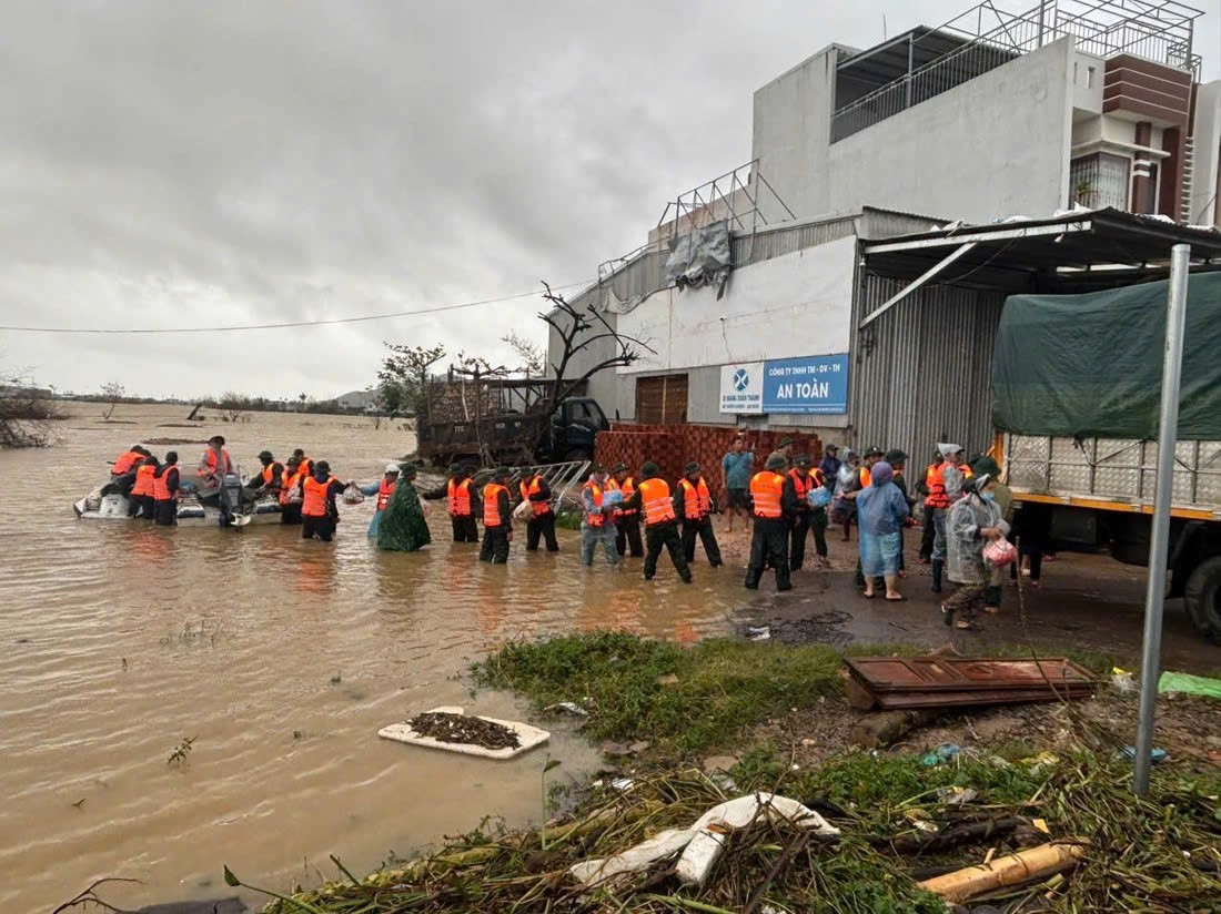 Bộ đội chuyển lương thực hỗ trợ người dân vùng ngập lũ - Ảnh: TRẦN MAI