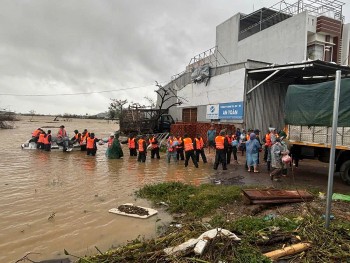 Thủ tướng chủ trì cuộc họp khẩn trực tuyến từ Algeria về ứng phó mưa lũ