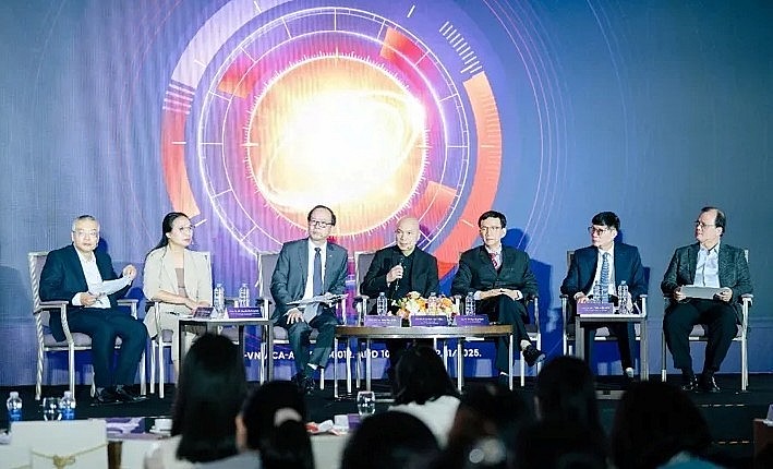 Các chuyên gia chia sẻ tại chương trình.