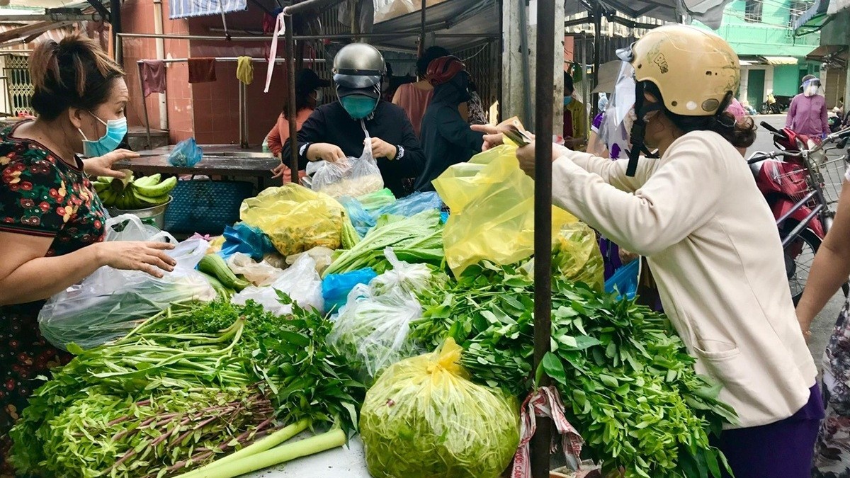 Rau xanh tăng giá phi mã: Người nội trợ đau đầu, tiểu thương chật vật