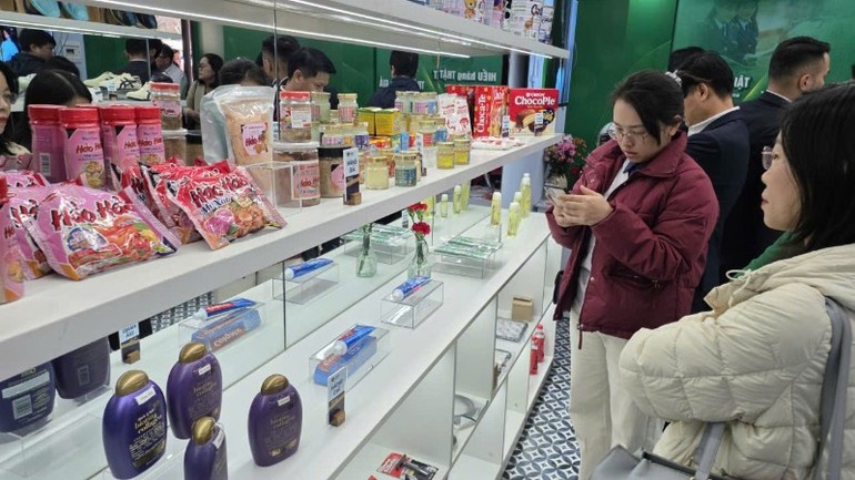 Có hơn 500 sản phẩm hàng hóa được trưng bày giúp khách tham quan dễ dàng phân biệt hàng thật-giả.