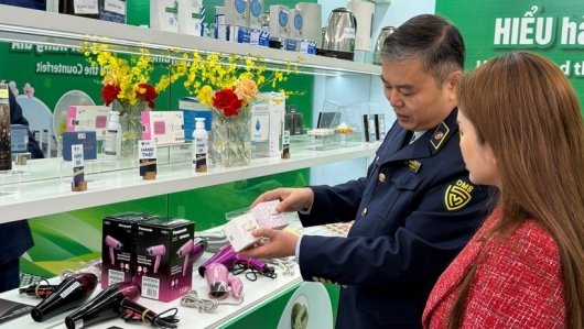 Hàng loạt sản phẩm từ giày Asics, vợt Yonex đến linh kiện xe máy được trưng bày phân biệt thật - giả