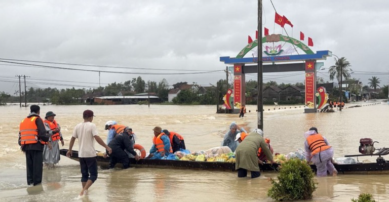 Sử dụng ghe để tiếp tế lương thực cho người dân vùng lũ. (Ảnh: Tường Quân/TTXVN)