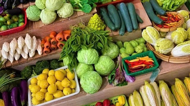 Nghịch lý rau xanh tăng giá phi mã: Chuyên gia nói gì về việc dùng trái cây thay thế?